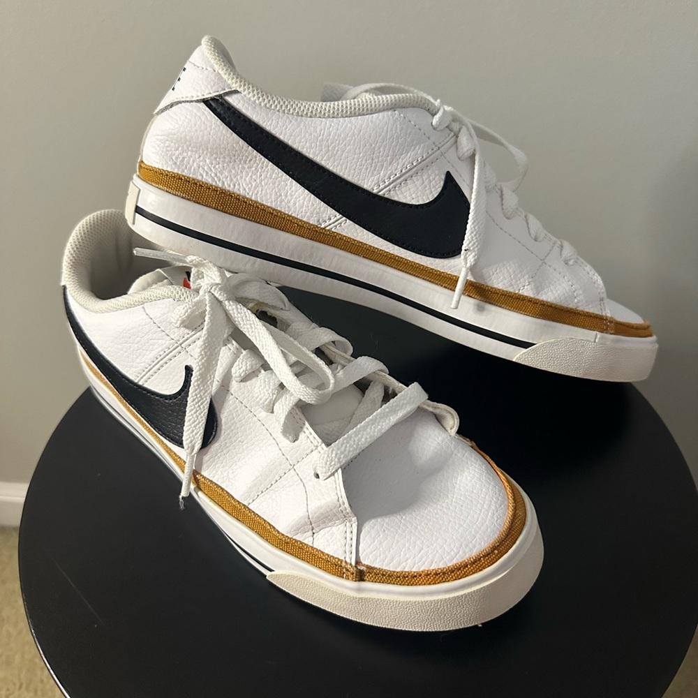 Women’s Nike court legacy shoe 9.5